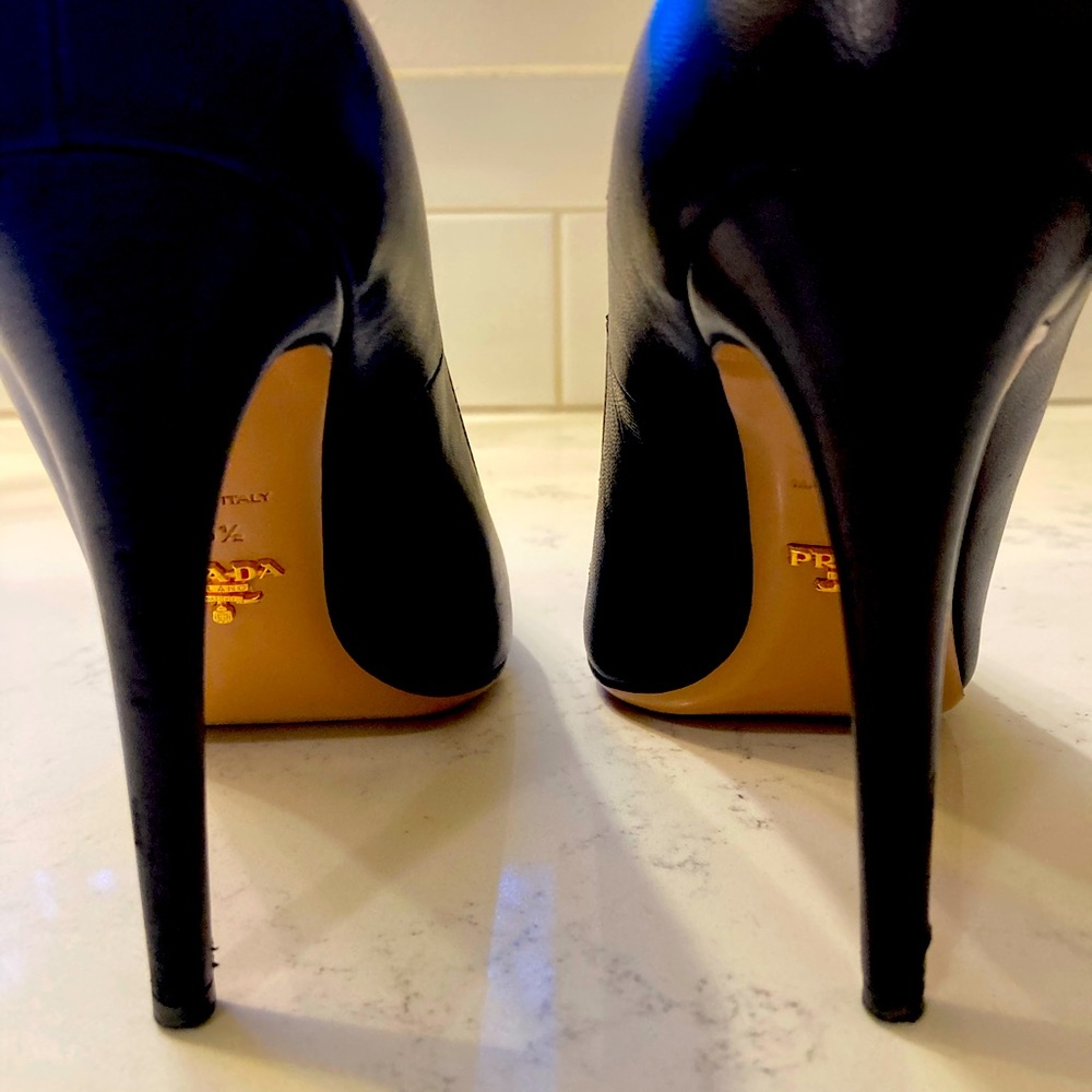 Size 38.5 Classic black leather Prada pump.